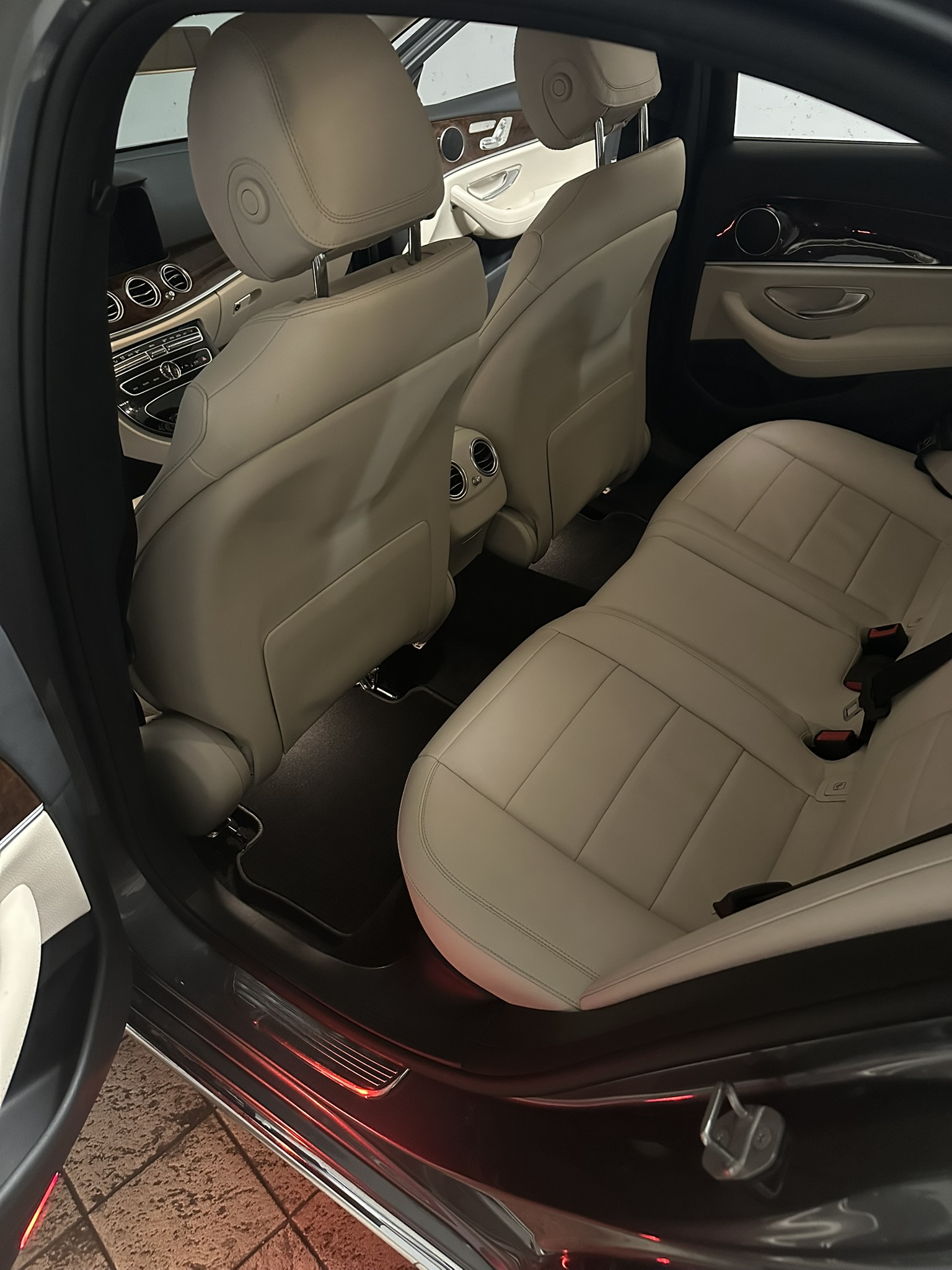 Intérieur de voiture après nettoyage complet à domicile par L'Auto-Mobile